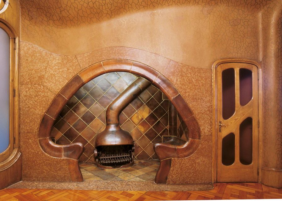 Gaudi's legacy. Exclusive tour to Park Güell and Casa Batlló - The metro ride like a local to Passeig de Gràcia
