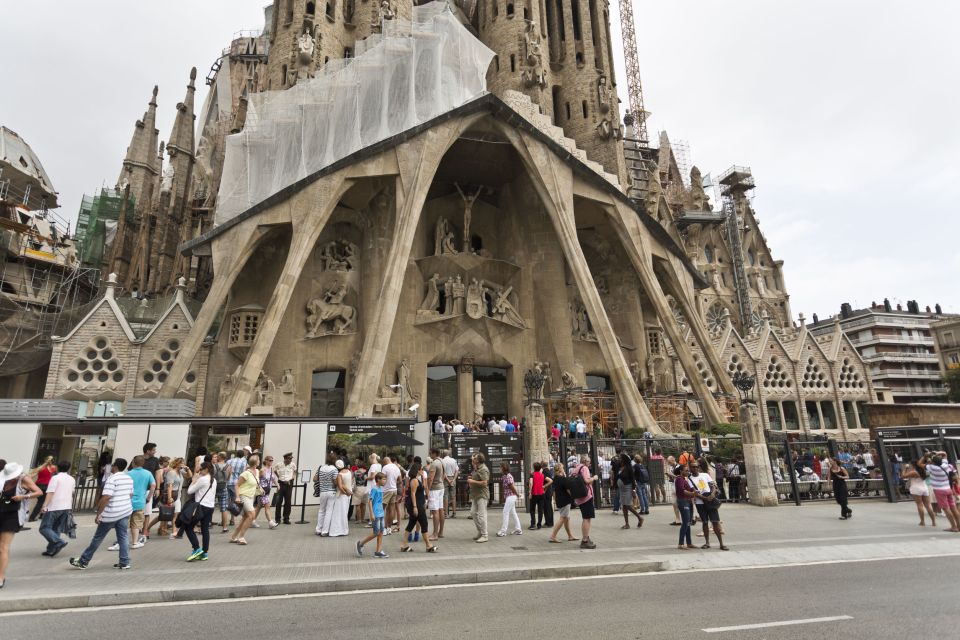 Gaudi's Masterpieces Private Tour in Barcelona - Park Güell: Views Plus the Craft Ideas Behind the Style