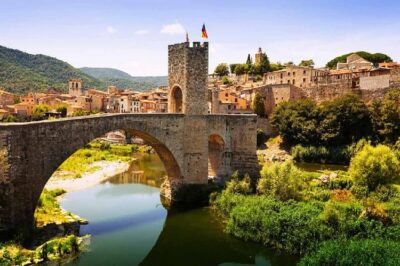 Girona, Medieval Villages & Lunch with Lake Views from Barcelona - Hotel pickup in Barcelona: less stress, more looking around