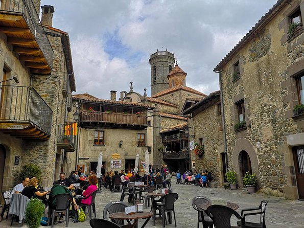 Girona, Medieval Villages & Lunch with Lake Views from Barcelona - Timing and comfort on a 10-hour loop: plan like a local