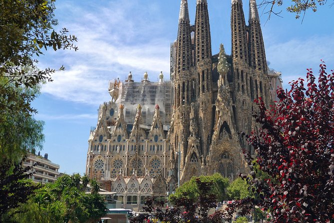 Golden Hour in Gaudi's Sagrada Familia with expert Guide - Skip-the-line tickets: where the time savings actually goes