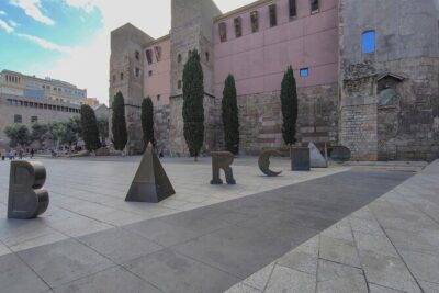 Gothic Quarter and Gaudí Small-Group Tour - Barri Gòtic streets: learning the city by walking its corners