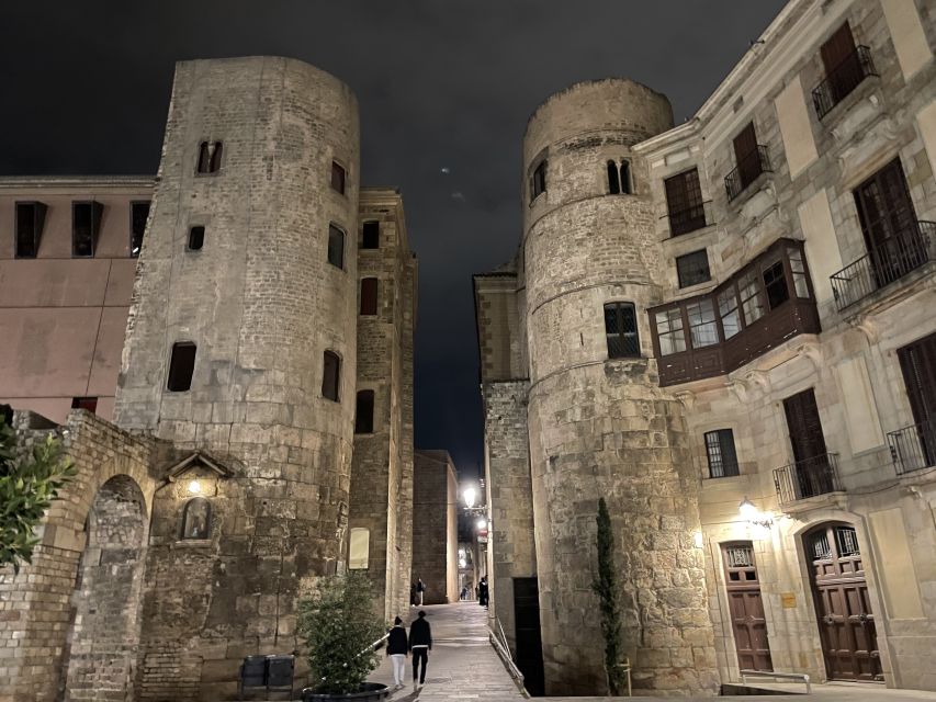 Gothic Quarter and Old City - Plaça del Rei and Puente del Obispo: where the city feels like a scene