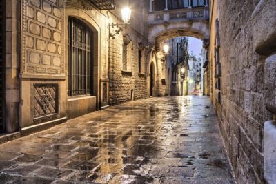 Gothic Quarter Barcelona Tour with Audioguide - Setting up the TouringBee app: offline map, illustrations, and headphones