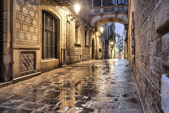Gothic Quarter Barcelona Tour with Audioguide - Setting up the TouringBee app: offline map, illustrations, and headphones