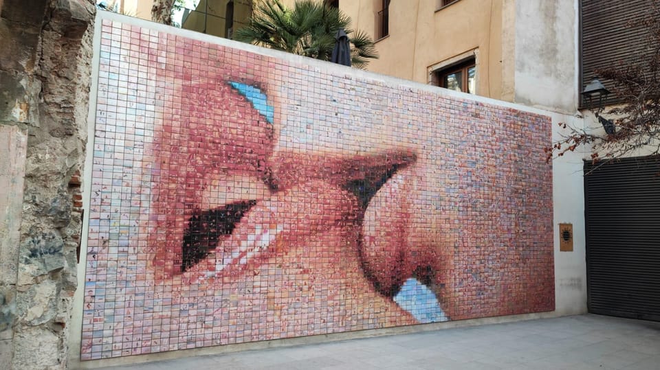 Gothic Quarter & Gaudí's Treasures Small-Group Tour - Casa Batlló photo stop: what to watch before you move on
