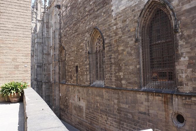 Gothic Quarter Insights & Tapas Experience - Placeta del Pi: The Church and the Artist Squares
