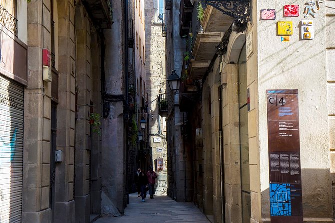 Jewish Quarter of Barcelona Private Tour with Hotel Pick-up - Barri Gòtic and the Call: the streets that shape the story