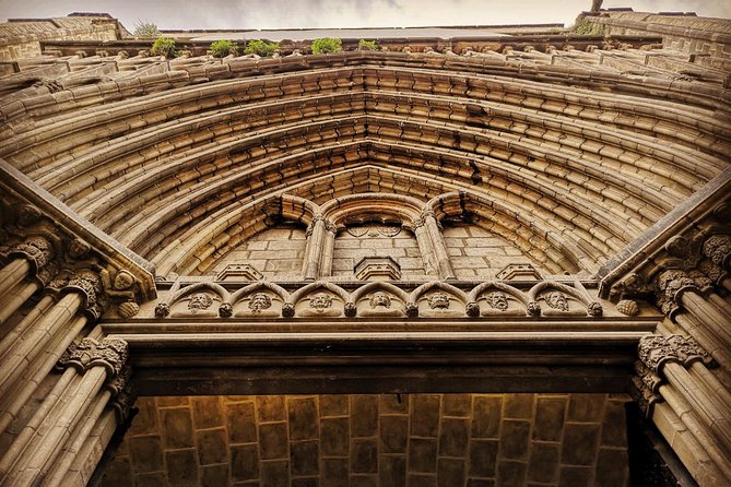 Kickstart Barcelona Private Tour. City Highlights for newcomers - Stop 5: Plaça Reial and Gaudí-Style Streetlamps