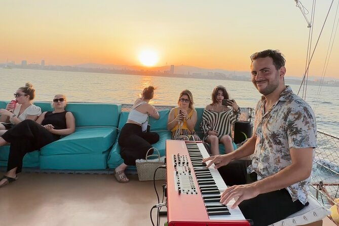 Live Music & Sunset Wooden Boat in Barcelona - Live Music Expectations: Great Sound, Small-Scale Performance