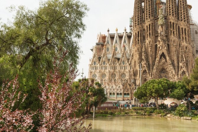 Max 6 People Full-Day Tour Barcelona, Sagrada Familia, Parc Guell - Sagrada Familia: Skip-The-Line Entry and Gaudí’s Light Show