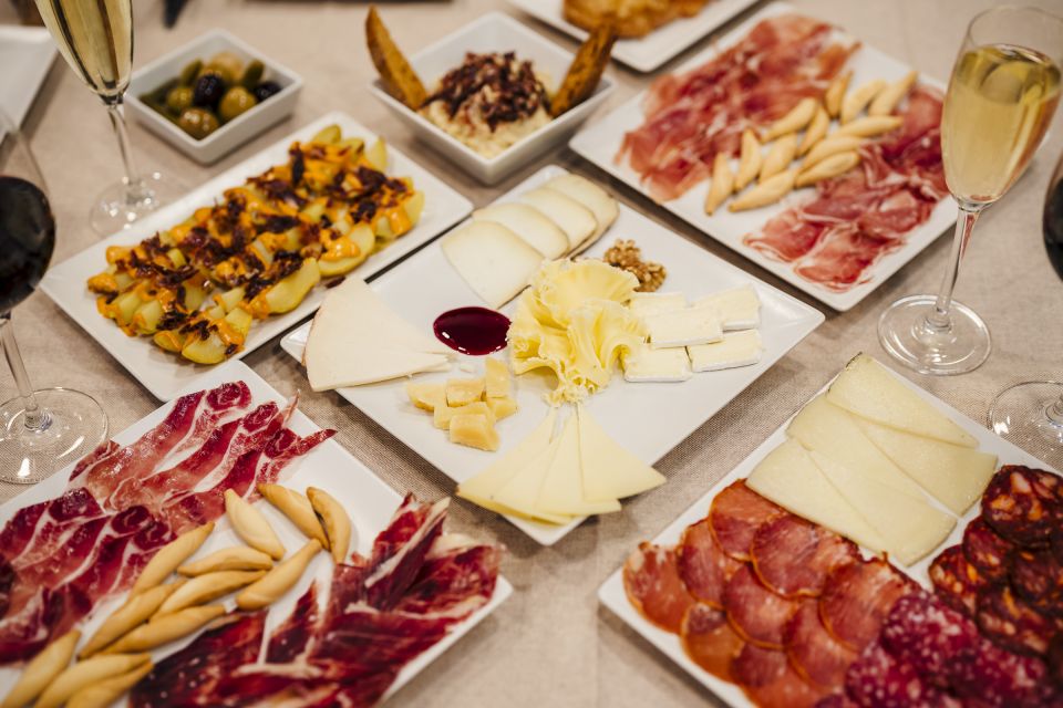 Menu Gourmet - Jamón, Cheese & Wine near Sagrada Familia - Wines, beer, cava, and what comes with the drinks