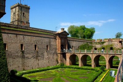 Montjuïc Cable Car & Magic Fountain Barcelona Private Tour - Ramblas start: Palau Moja and an Old Town orientation you’ll actually use