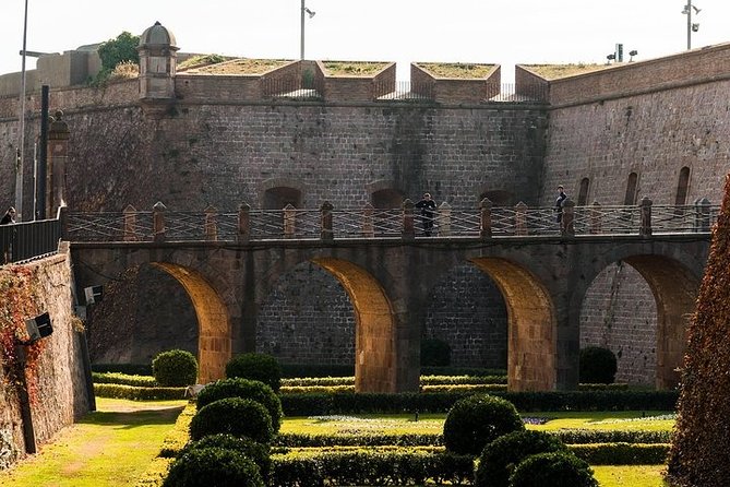 Montjuïc Cable Car & Magic Fountain Barcelona Private Tour - Montjuïc Castle: military fortress history and private dungeon access