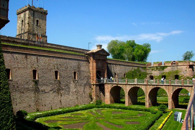 Montjuïc Cable Car & Magic Fountain Barcelona Private Tour - Ramblas start: Palau Moja and an Old Town orientation you’ll actually use