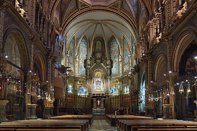 Montserrat and winery private daytrip from Barcelona - Private transport from Barcelona: the day’s rhythm