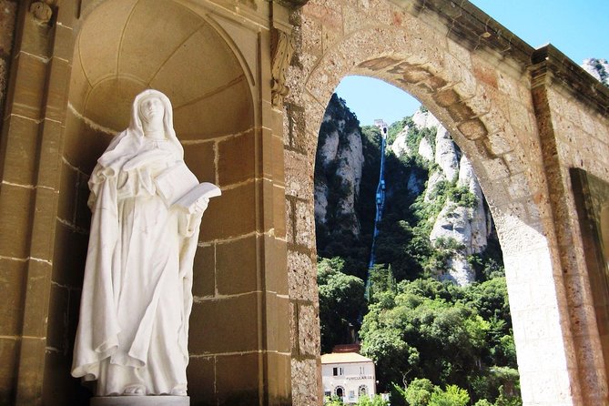 Montserrat Monastery and Sagrada Familia Tour with Liquor Tasting - Montserrat Monastery: museum art, old stone, and mountain air