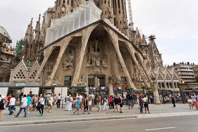 Montserrat Monastery and Sagrada Familia Tour with Liquor Tasting - The middle gap in Barcelona: lunch plus a clock you must respect