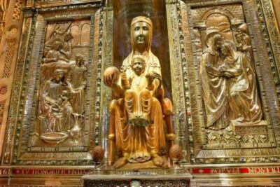 Montserrat Private Tour by Train from Barcelona - Basílica de Montserrat and La Moreneta: where faith meets art