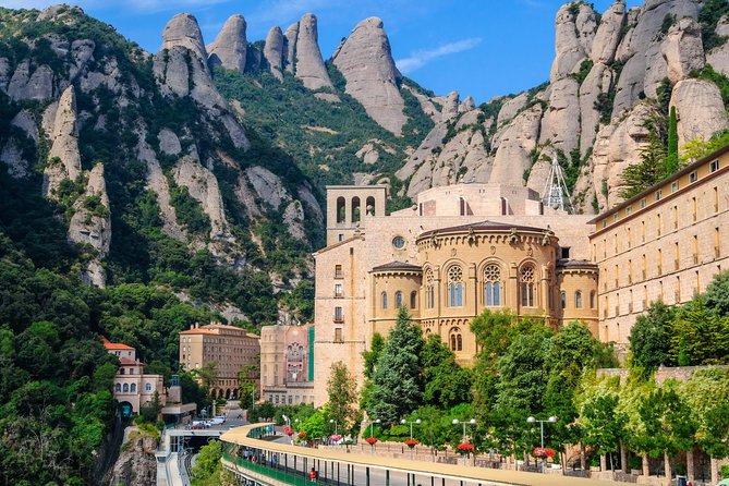 Montserrat Private Tour from Barcelona with Pick-up - Santa Maria Basilica and the boys choir: the star moment