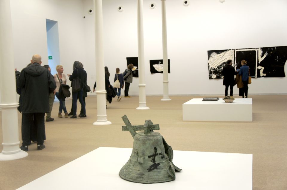 Museu Tàpies Barcelona – Ticket & Art Exhibitions - Arriving at Carrer d’Aragó: start outside, not inside