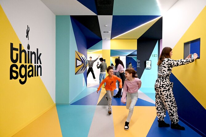 Paradox Museum Barcelona - Sensory trick rooms, including the tunnel experience