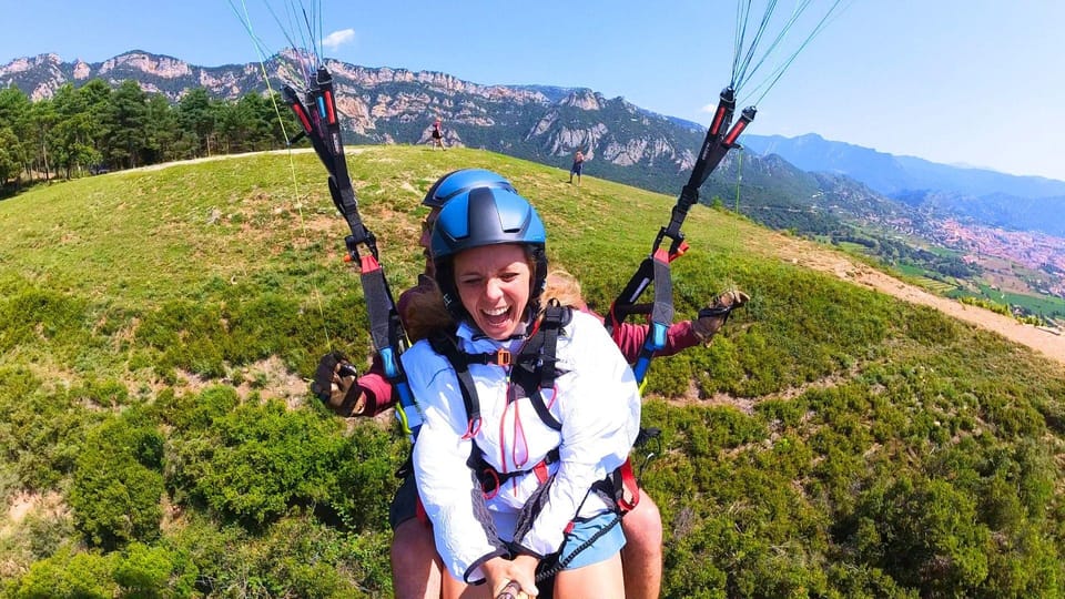 Paragliding: Experience the magic of flying near Barcelona. Report included - The takeoff and landing: the part that makes first-timers comfortable