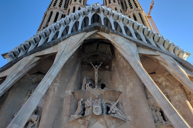 Park Guell and Sagrada Familia, Gaudí's Masterpieces Private Tour - Casa Milà La Pedrera Exterior: The Stone-Wave Facade Stop