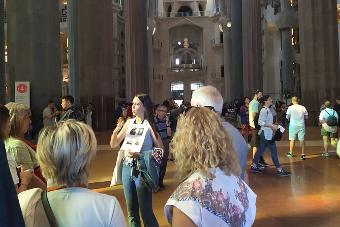 Park Guell and Sagrada Familia Tour in Barcelona - English, Spanish, and how guides switch gears