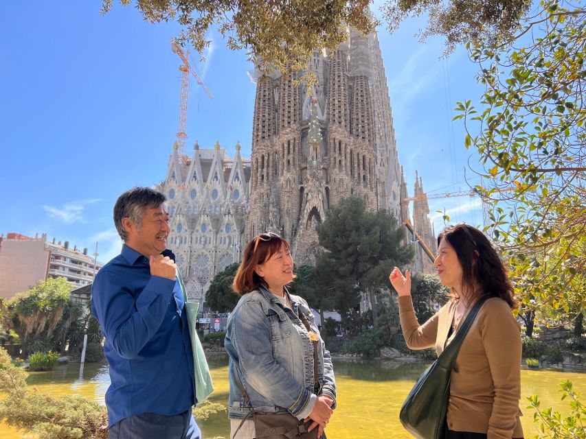 Park Güell & Sagrada Familia Tour - Sagrada Familia Afternoon: Guided Access and Built-In Context