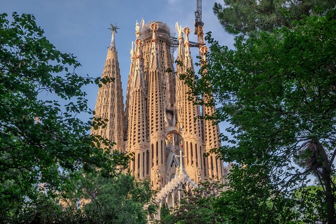 Photo Walking Tour Sagrada Familia and Gaudí in Barcelona - Casa Milà (La Pedrera) details: texture, windows, and “photo storytelling”