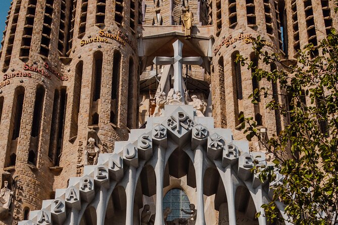 Photo Walking Tour Sagrada Familia and Gaudí in Barcelona - Sagrada Família exterior techniques: capturing the essence without entry