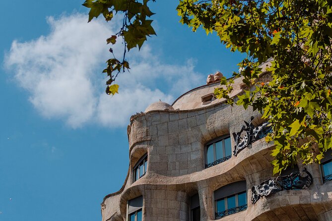Photo Walking Tour Sagrada Familia and Gaudí in Barcelona - Farola Avinguda Gaudí: finishing with a purpose-built final shot