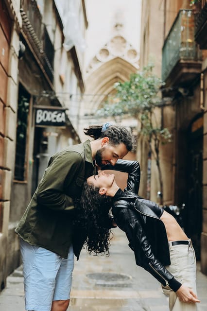 Photographer in Barcelona - Meeting next to the Sagrada Familia Metro station with a camera in hand