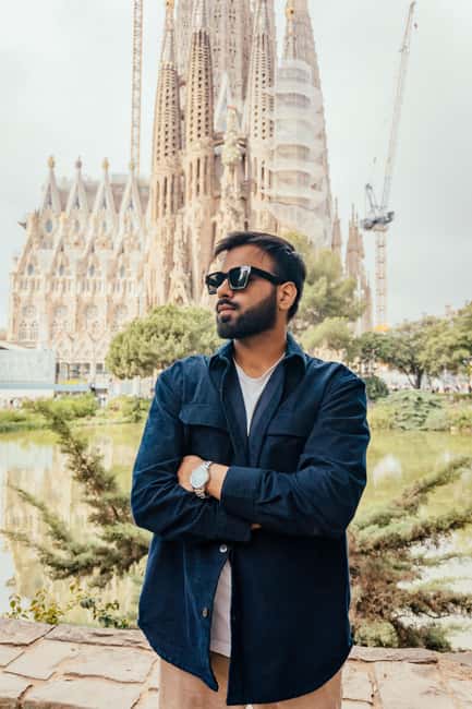 PHOTOSHOOT Sagrada Familia (find me version) - Instruction Style: Poses That Feel Natural (Even If You Hate Posing)