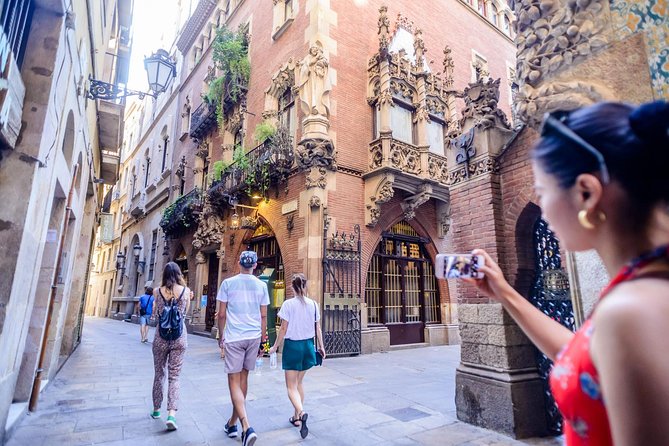 Picasso's Barcelona on Electric Bike Small Group Tour - Getting started at Plaça de Sant Agustí Vell and learning the bike