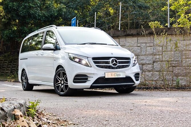 Private Barcelona Airport–City Transfer E-Class, V-Class, Minibus - Finding the Car and Keeping the Pickup Smooth