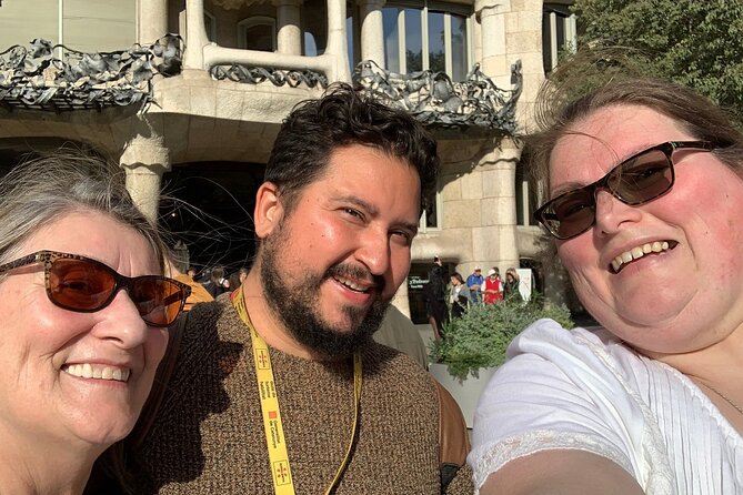 Private Barcelona Highlights: Gothic Sagrada Familia & Park Güell - Montjuïc viewpoints by private vehicle: Face of Barcelona to Miramar