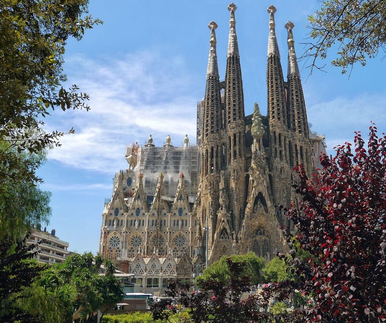 Private Barcelona Highlights Half-Day Tour - Starting at Plaça de Catalunya and getting your bearings fast