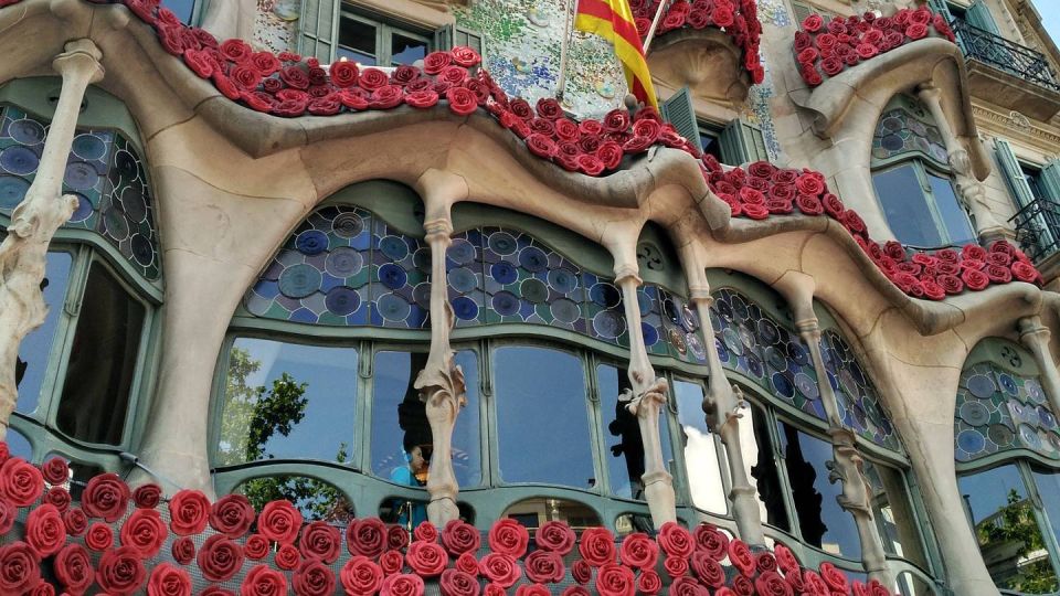 Private Barcelona Modernism and Gaudí Walking Tour - Passeig de Gràcia: Where the Facades Do the Talking