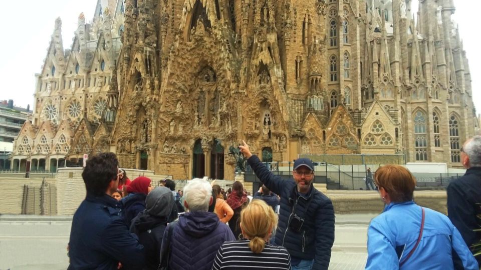 Private Barcelona Modernism and Gaudí Walking Tour - The Modernisme Network: Gaudí, Domènech i Montaner, and Puig i Cadafalch