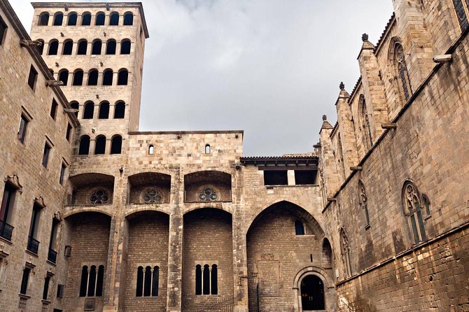 Private Barcelona Old Town and Gothic Quarter Walking Tour - Plaza Reial and Plaça del Rei: two squares, two moods
