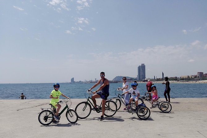 Private Bike tour for families - Parc de la Ciutadella: breathing room, expo fountains, and big sights