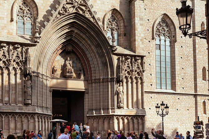 Private City Kickstart Tour: Barcelona - Barcelona Cathedral: What You See in 15 Minutes Still Matters