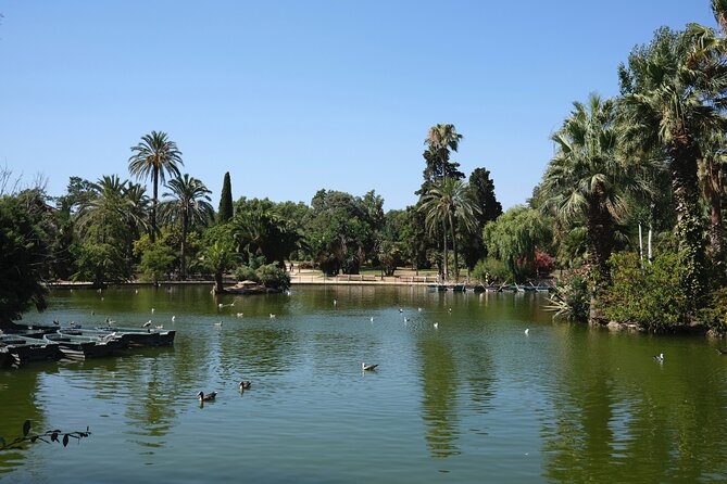 Private discovery bike tour of Barcelona - Starting at Plaça Reial: the tour’s perfect “welcome” to Barcelona