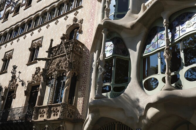 Private electric bike tour - Discovery of Barcelona - Museu Nacional d’Art de Catalunya: art museum exterior and city views