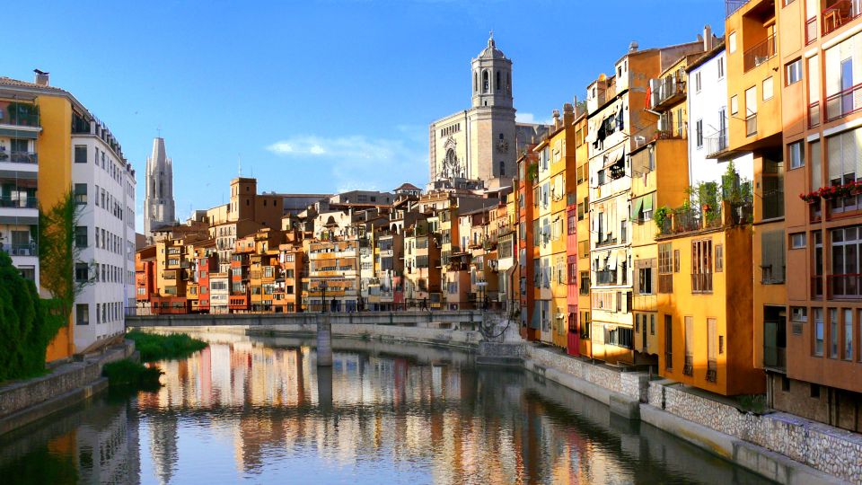 Private Full-Day Girona & Figueres From Barcelona - The River Onyar: why the colorful houses feel like part of the story