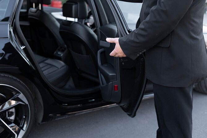 Private Meet & Greet Transfer from El Prat Airport to Barcelona - The pickup moment: signboard help and luggage-friendly arrival