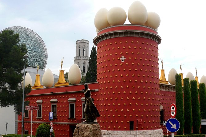 Private tour: Dali Museum in Figueres and Púbol Tour with Hotel pick-up - Dali Theatre-Museum: surrealism built into the building