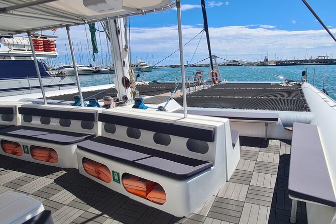 Relax Sailing Catamaran along the Costa Daurada - Food on 10 a.m. and 1 p.m.: burgers and baked potatoes without fuss